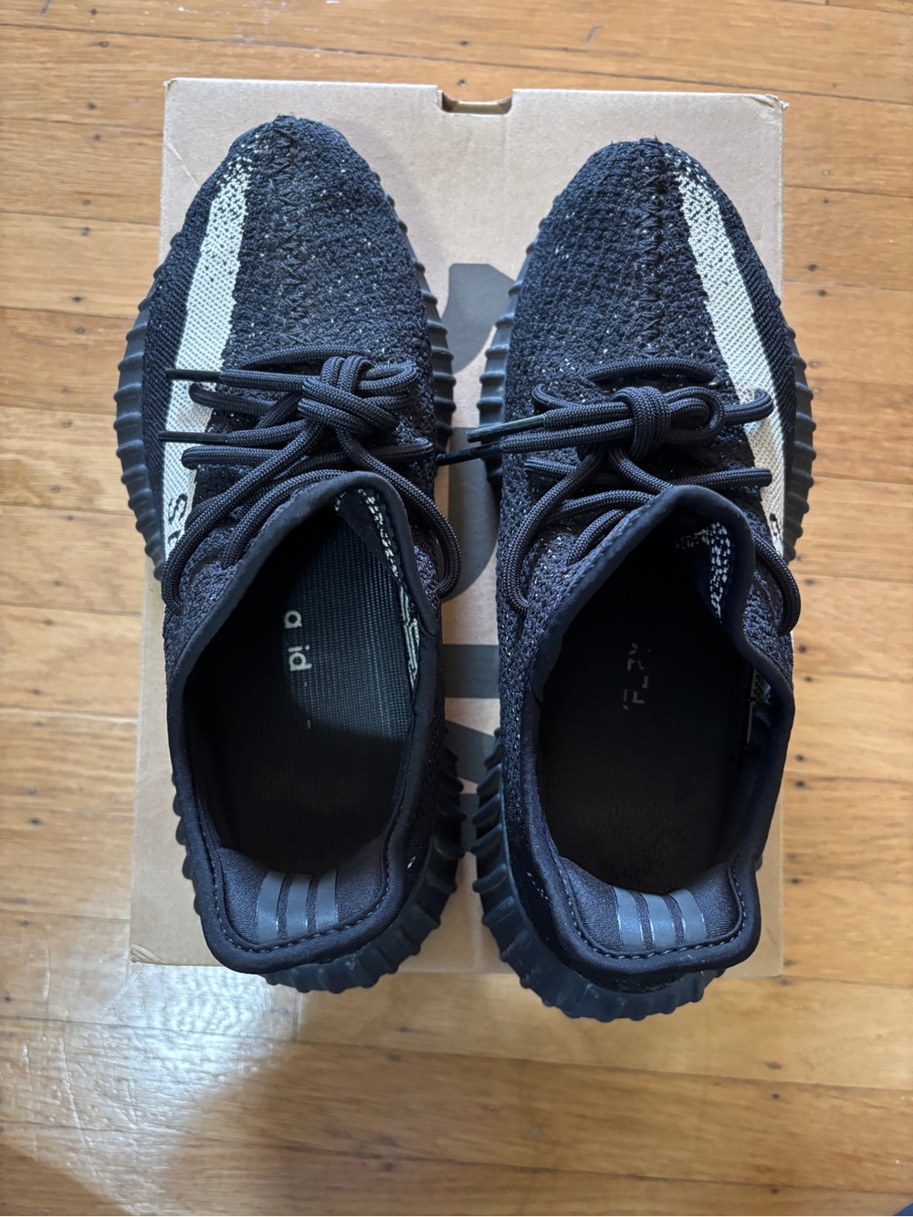 Size 9.5 - adidas Yeezy Boost 350 V2 Low Oreo